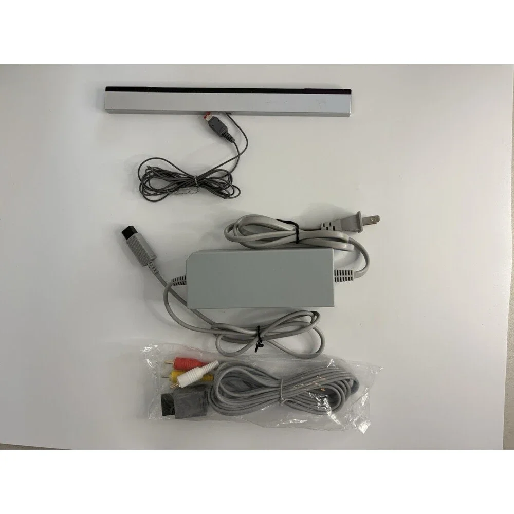 Nintendo Wii RVL-001 Video Game Console GameCube Compatible w Power & AV Cables